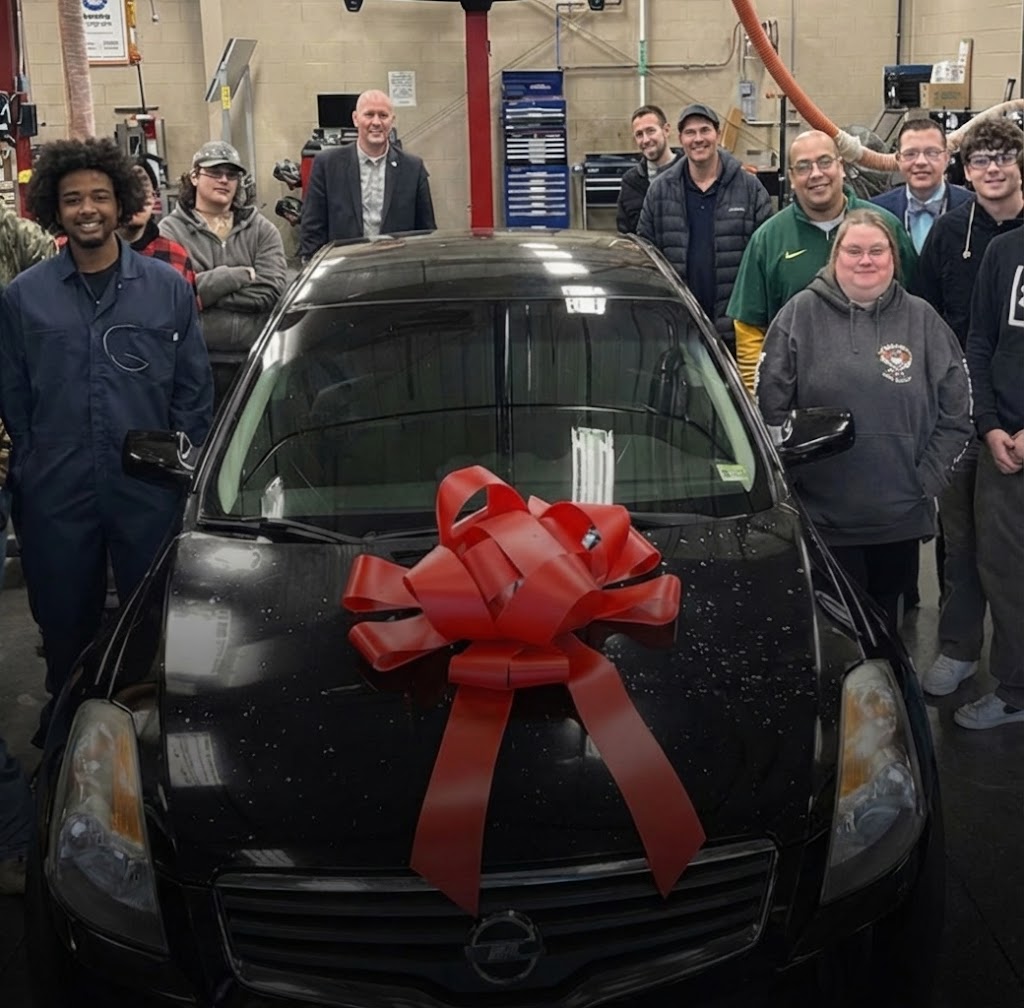 Виржиниагийн ахлах сургуулийн сурагчид хуучин машинуудыг засаж, өрө толгойлсон ээжүүдэд хандивлажээ