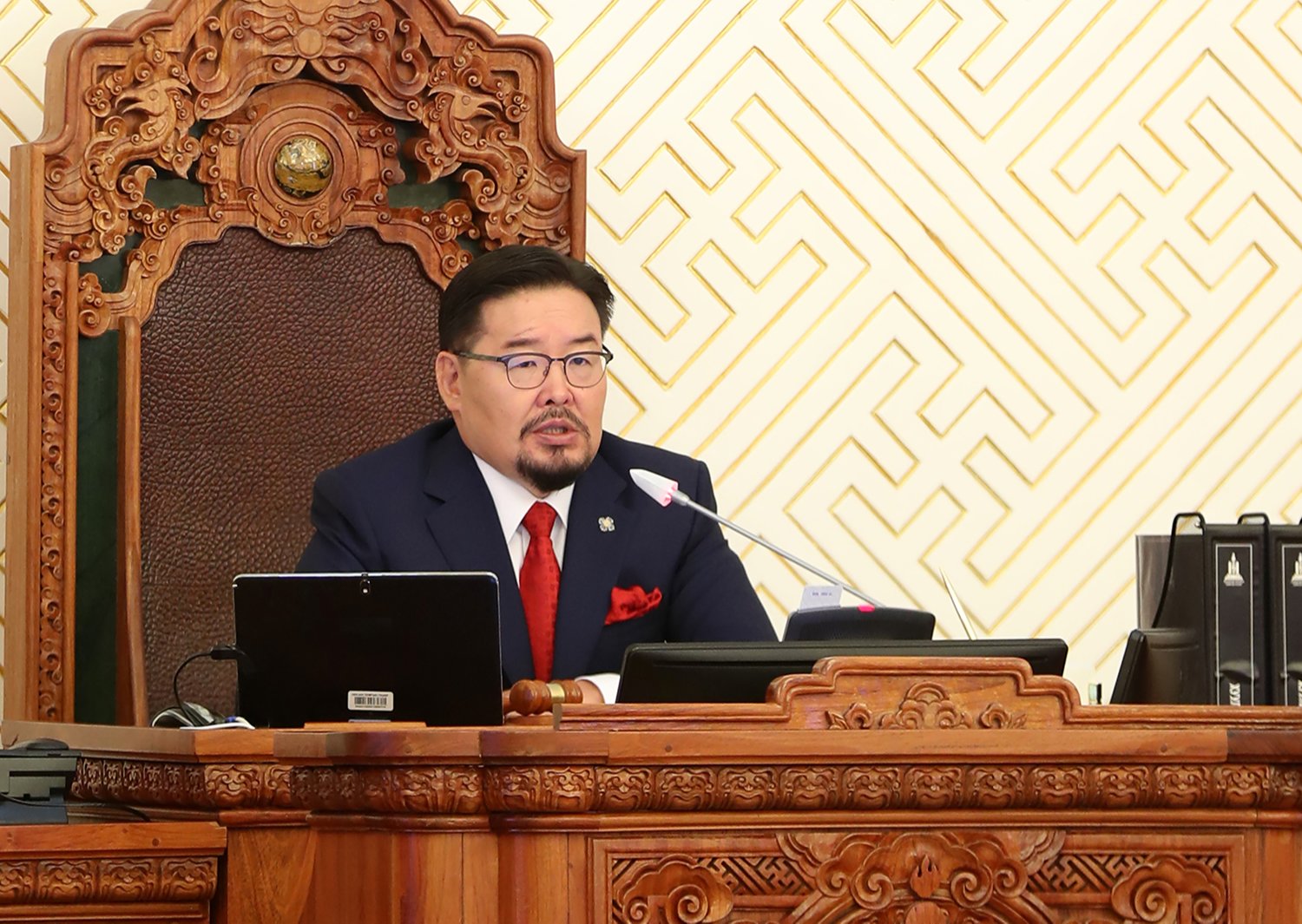 Тэр хэн бэ, түүний боловсрол, туршлага яагаад яг одоо хэрэгтэй вэ