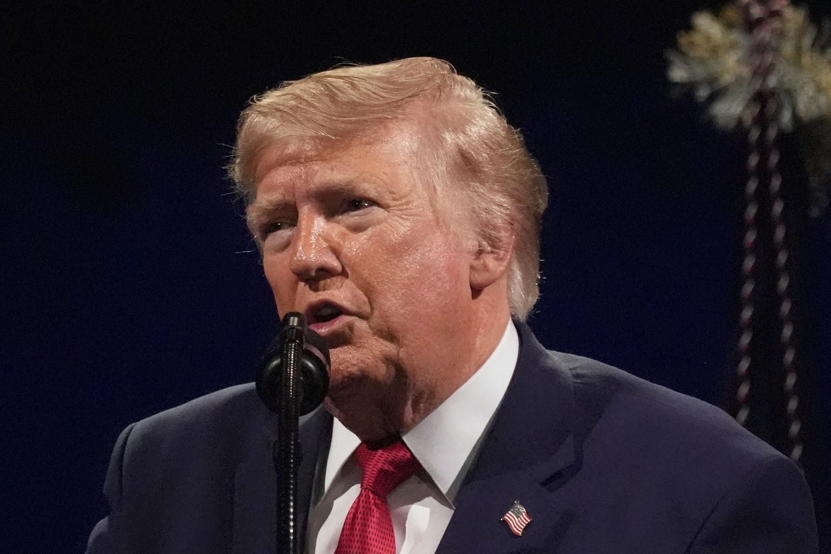 Трамп Обамагийн гэр бүлийг доромжилсон эвлүүлэг зураг нийтэлжээ